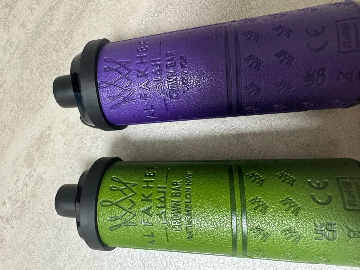 紫のLush Iceと緑のWatermelon KiwiのAL FAKHER CROWN BARを並べたところ