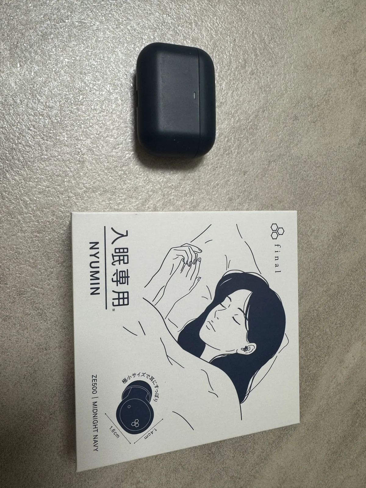 final ZE500 NYUMINの充電ケースと、入眠用と書かれた製品パッケージ