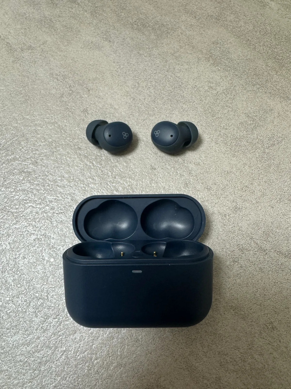 MIDNIGHT NAVYのfinal ZE500 NYUMIN本体2個と、ふたを開けた充電ケース