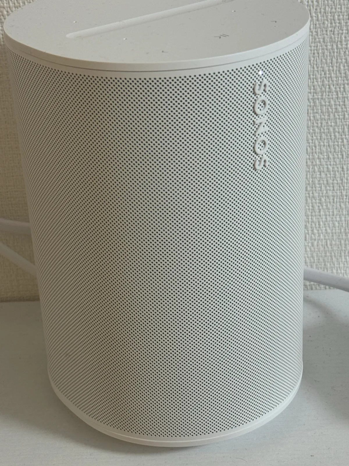 Sonosロゴと細かなグリル、上面の操作部が見えるホワイトのEra 100