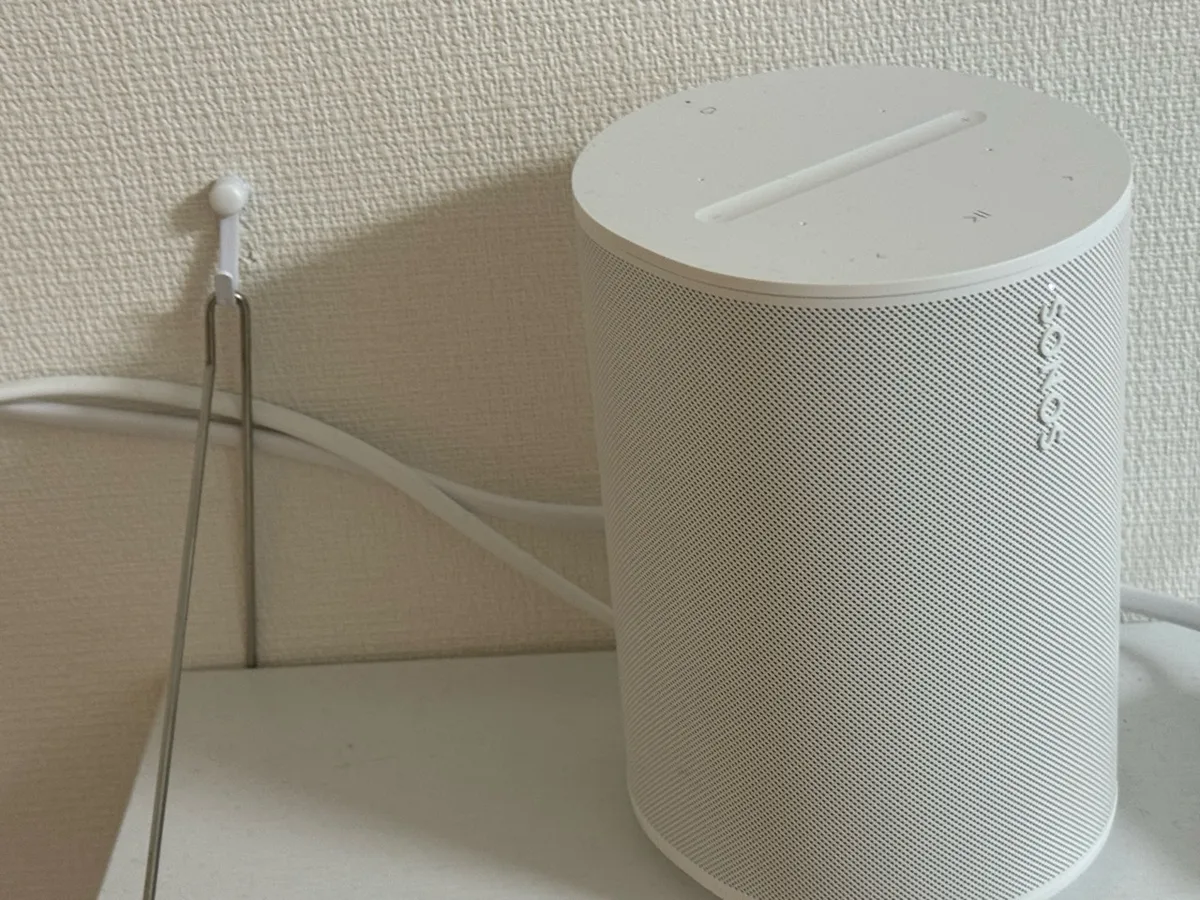 白い棚に設置したSonos Era 100の本体と電源ケーブル