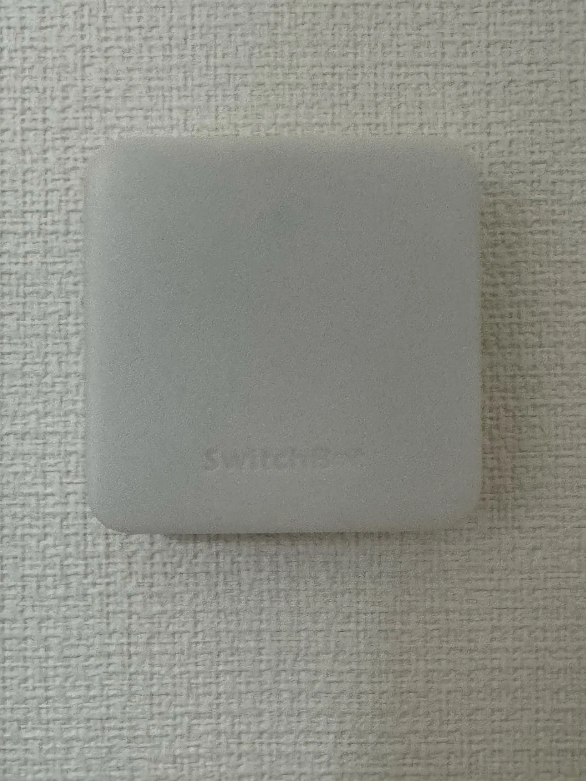 SwitchBot ハブミニの丸みのある四角い本体と控えめなロゴ